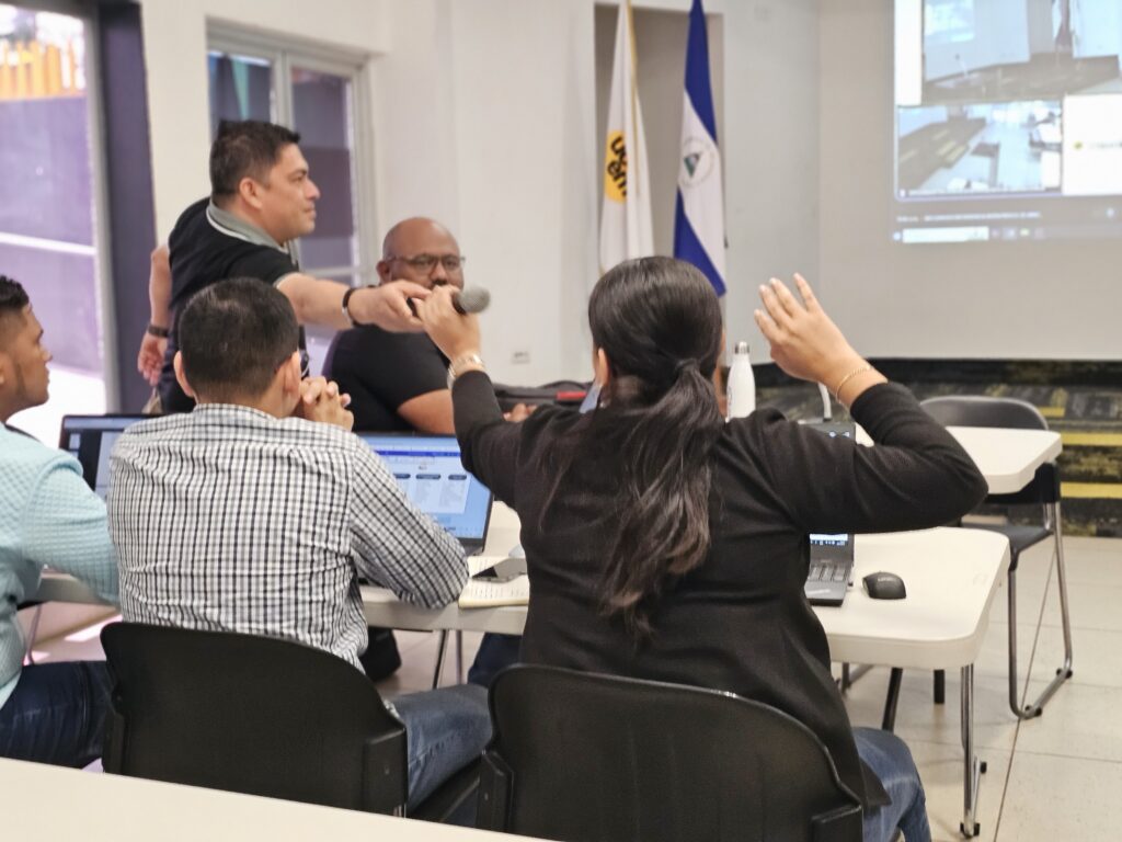 Participantes del diplomado en Gerencia Estratégica de Ventas con IA durante una sesión híbrida en UCEM